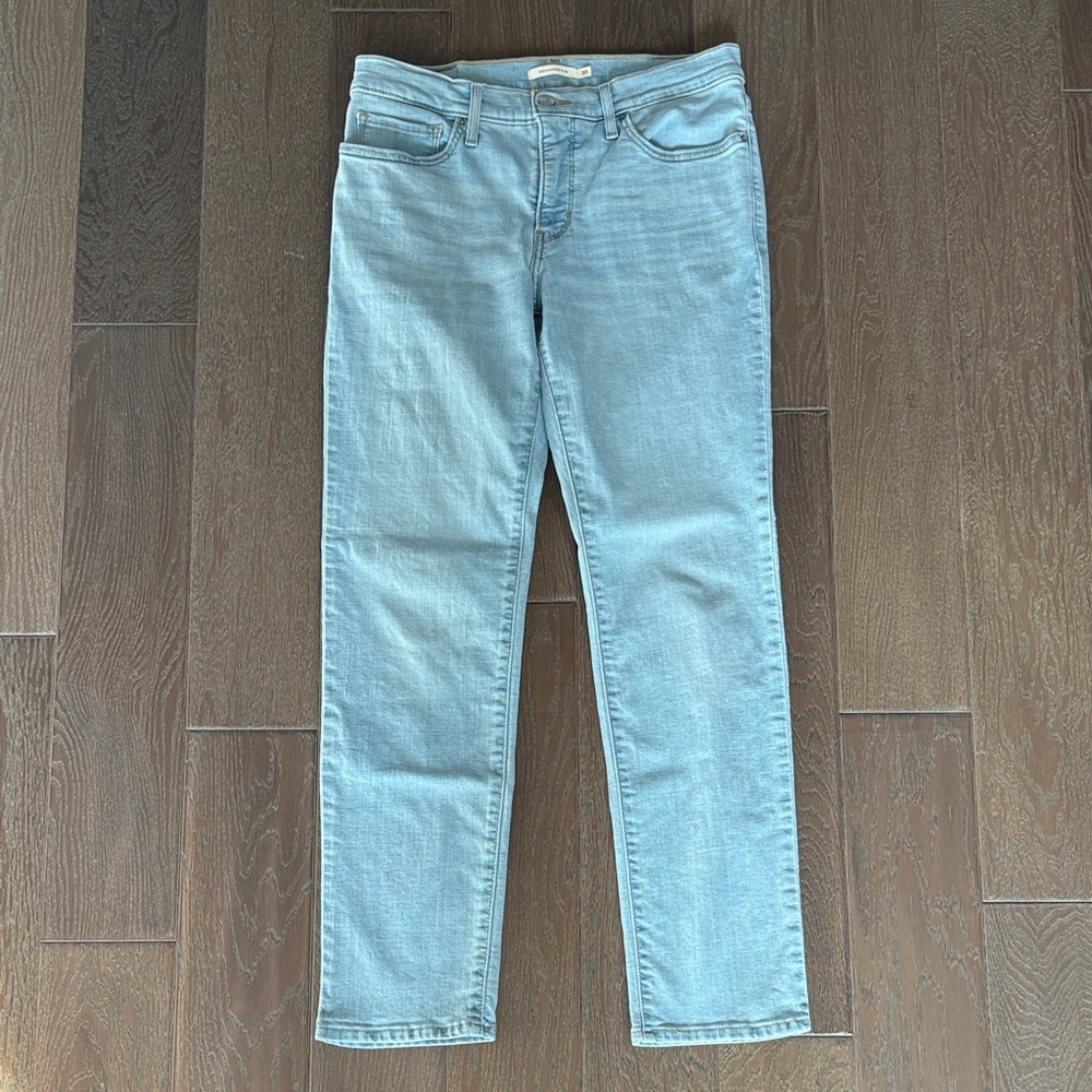 Levi’s 312 Shaping Jeans